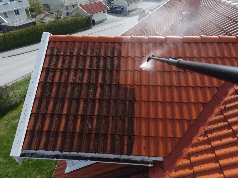 Vask av takstein med mose og smuss